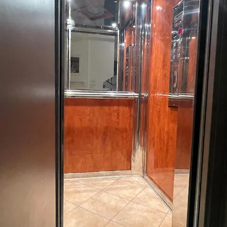 Appartamento Luxury Flat In With Free Parking, 2' Mins From The Beach!