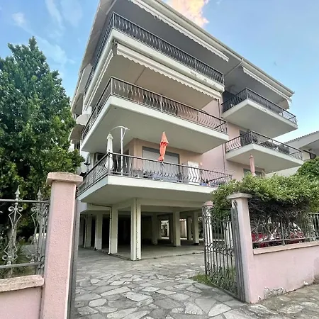 Luxury Flat In With Free Parking, 2' Mins From The Beach!