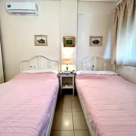 Luxury Flat In With Free Parking, 2' Mins From The Beach! 尼欧波洛伊