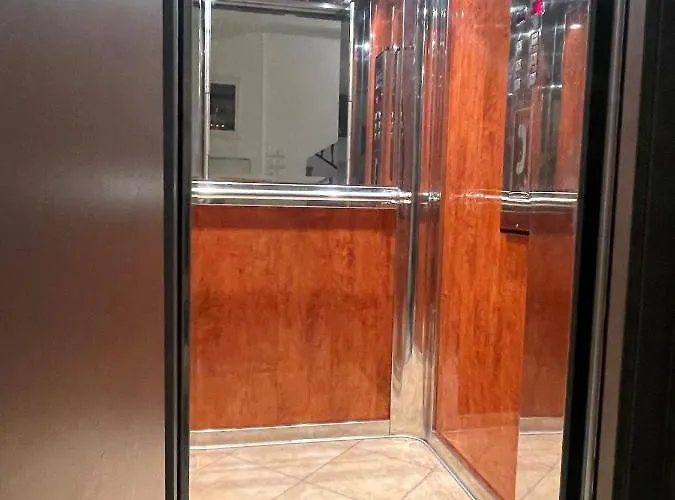 Apartmán Luxury Flat In With Free Parking, 2' Mins From The Beach!