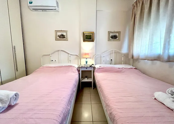 Luxury Flat In With Free Parking, 2' Mins From The Beach! Néoi Póroi